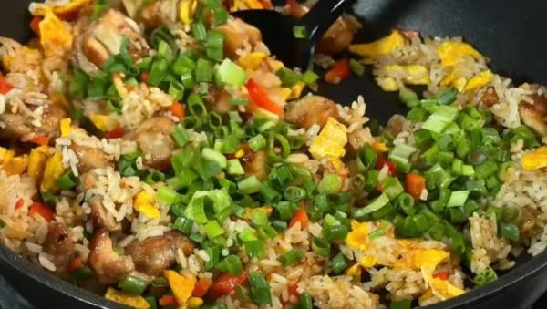 Жареный рис с курицей и чесноком по-азиатски: рецепт сытного ужина с соевым маринадом