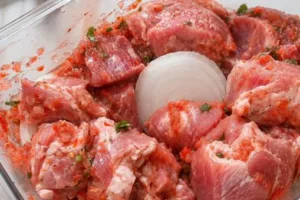 Томатный маринад с базиликом: мясо, которое тает на углях, а не на вилке