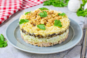 Гнездо глухаря: слоёный салат с копчёной курицей и грибным акцентом