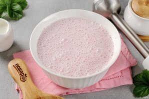 Коктейль из мороженого и клубники