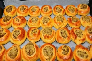 Картофельные улитки с мясом: рулет, который избавляет от лепки