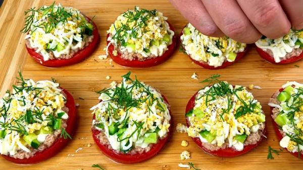 Готовлю эту вкуснятину всё лето! Помидоры &laquo;Под шубкой&raquo; &mdash; яркая закуска из томатов и тунца за 5 минут