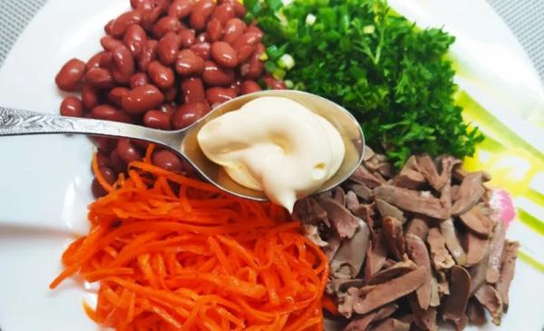 Как из куриных сердечек сделать необычный деликатес: варю их в бульоне с маслом — заменяют дорогой язык в праздничном салате