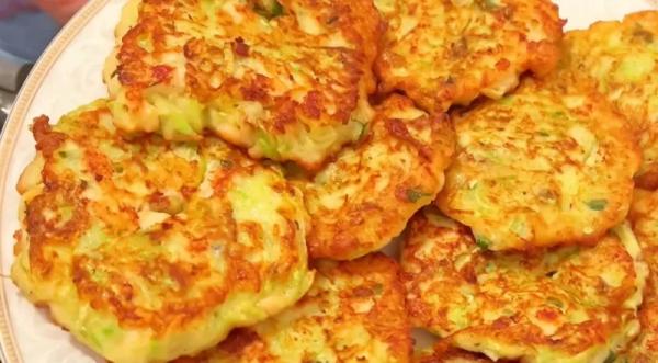 Сытные драники из кабачков с куриным филе и кефиром: готовятся за 15 минут. Подаю на стол с чесночным сметанным соусом