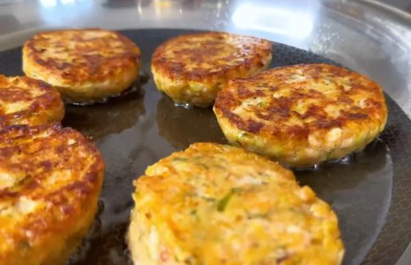 Смешал тертый кабачок с картошкой и ложкой аджики: сочные и нежные котлеты из рубленого куриного филе на ужин