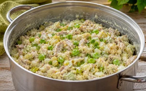 Яркий и сытный салат с курицей и авокадо: идеальная закуска для праздничного стола без обычного майонеза