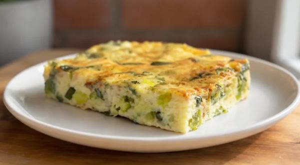Греческий пирог с кабачками и фетаксой: сочная начинка и пышное тесто на йогурте. Простой рецепт за 45 минут