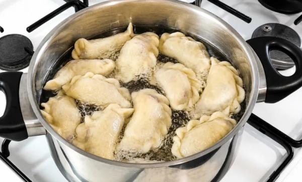 Вареники с вишней на заварном тесте: подаю со сметаной и растопленным маслом — вкус детства в каждой ложке Вареники с вишней на заварном тесте: подаю со сметаной и растопленным маслом — вкус детства в каждой ложке