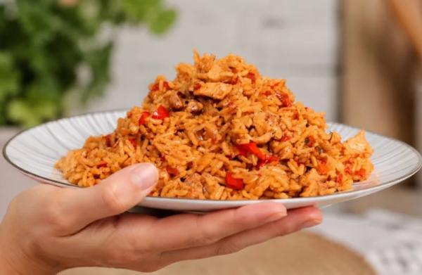 Дежурный рецепт, который спасает каждый раз: курица, рис и овощи — сытный ужин за 30 минут
