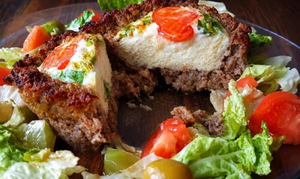 Мясо и гарнир в одном блюде: запекаю фарш с яйцом, сыром и зеленью. Сытный ужин готов за 30 минут