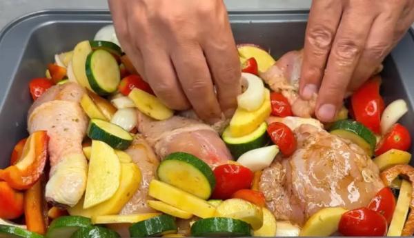 Курица по-средиземноморски: простой и вкусный ужин на одной сковороде. Не требует гарнира и подается прямо в форме