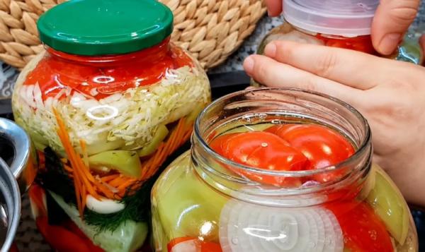 Все овощи в одной банке: готовлю яркий маринованный салат-ассорти, который стал хитом этого сезона