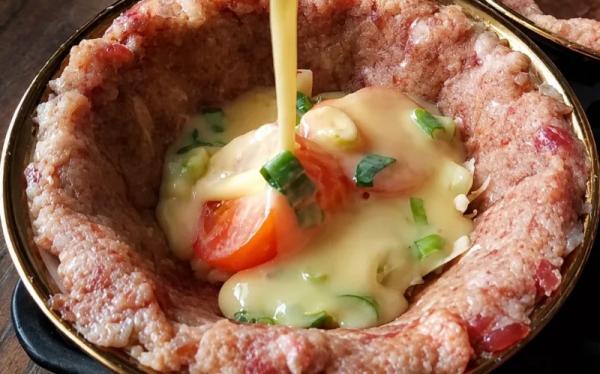 Мясо и гарнир в одном блюде: запекаю фарш с яйцом, сыром и зеленью. Сытный ужин готов за 30 минут
