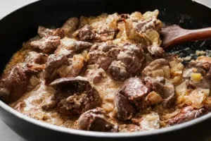 Нежнейшая куриная печень в сметане вообще без жарки: тушится 20 минут и остается сочной, как никогда