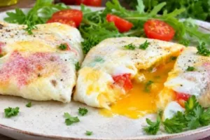 Яичные кармашки с томатом и сыром: завтрак, который собирается за 7 минут