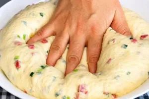 Картофельные лепёшки-треугольники с колбасой и луком на сковороде за час
