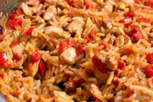 Курица с рисом и овощами в одной сковороде: ужин, который готовится сам