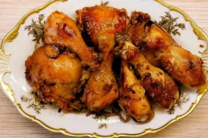 Карамельная курица с азиатским характером: запекаем бёдра в сладко-солёной глазури
