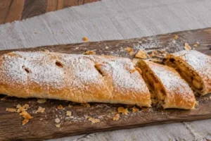 Как из венской кофейни! Хрустящий яблочный штрудель с сочной начинкой и золотистой корочкой