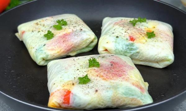 Всего 2 яйца и 30 г сыра: красивый, сытный и невероятно быстрый завтрак. Яичный конвертик с начинкой на сковороде