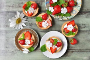 Летние корзиночки с клубникой и воздушным зефирным кремом