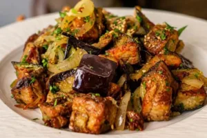Баклажаны в яичной корочке с луком и зеленью: горячая закуска без лишнего масла