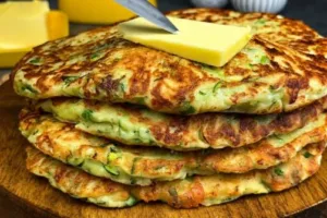 Кабачковые сырные лепёшки на сковороде: быстрый перекус без возни с тестом