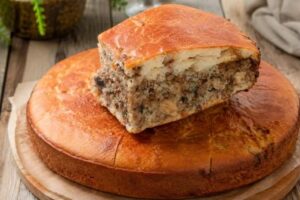 Ленивый мясной пирог с шампиньонами: духовка делает всё сама