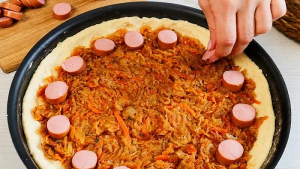 Нежное творожное тесто и сочная капустная начинка: простой рецепт пирога для большой семьи