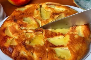 Сковородный яблочный пирог «Нежное облако»: без духовки, с йогуртом и корицей