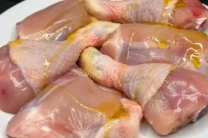Средиземноморский ужин на противне: курица, тающая в компании запеченных овощей и феты