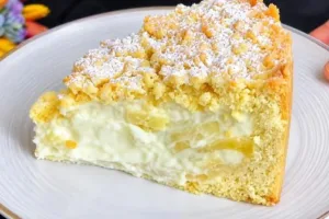 Яблочный пирог с заварным кремом и песочной крошкой: простой десерт, который исчезает со стола первым