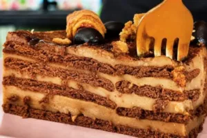 Кофейный торт из печенья без духовки: нежный крем и хрустящая пропитка за 15 минут