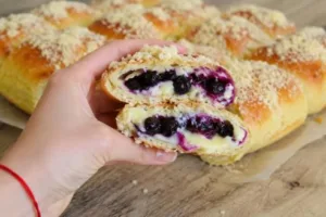 Летние булочки с голубикой и заварным кремом под хрустящей крошкой