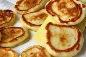 Творожные оладьи на кефире: пышная классика для семейного завтрака