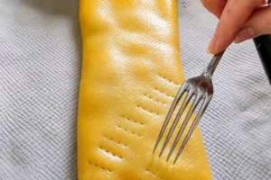 Лимонные улитки с джемом: рулеты, которые не растрескиваются
