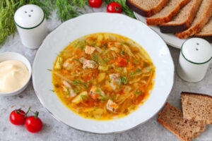 Рыбные щи с томатной ноткой: прозрачный бульон и сочные кусочки