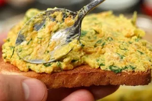 Кабачковый крем-паштет с плавленым сыром и зеленью: завтрак, который исчезает первым