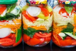 Все овощи в одной банке: готовлю яркий маринованный салат-ассорти, который стал хитом этого сезона