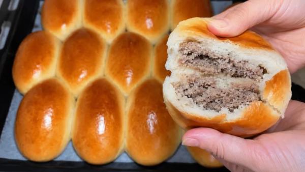 Фантастически мягкие пирожки: добавляю в мясную начинку луковое пюре и бульон — простой рецепт сочной вкуснятины
