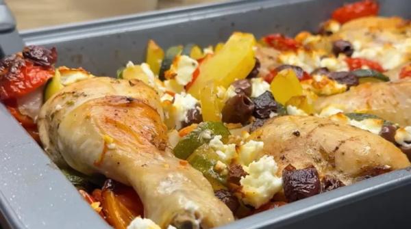 Курица по-средиземноморски: простой и вкусный ужин на одной сковороде. Не требует гарнира и подается прямо в форме