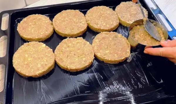 Можно есть даже вечером: сочные котлеты из фарша и кабачка — готовлю сразу целый противень