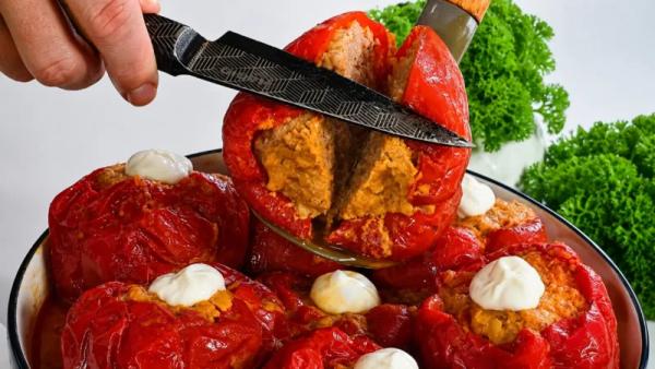 Фаршированные перцы вкуснее, чем в ресторане: добавляю в фарш 150 мл воды и тертое масло. Идеально на ужин