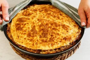 Капустный крамбл по-быстрому: слоёный пирог из лаваша с мясной начинкой