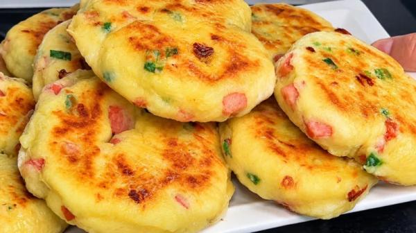Быстрые лепешки с начинкой прямо в тесте: кефир, мука, кусочек сыра и колбасы &mdash; и полноценный ужин готов