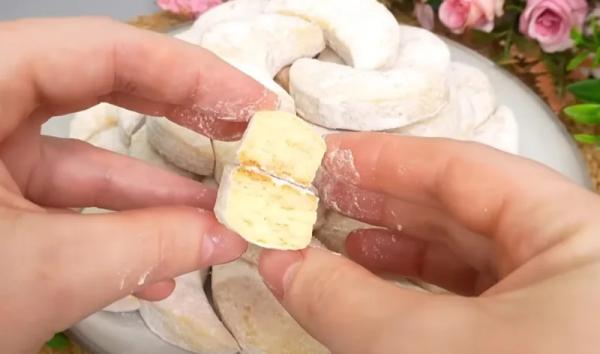 Огромная тарелка вкусного печенья: 1 яйцо, стакан йогурта и 15 минут выпечки — румяные полумесяцы в белоснежной пудре Огромная тарелка вкусного печенья: 1 яйцо, стакан йогурта и 15 минут выпечки — румяные полумесяцы в белоснежной пудре