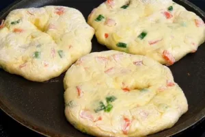 Быстрые лепешки с начинкой прямо в тесте: кефир, мука, кусочек сыра и колбасы — и полноценный ужин готов